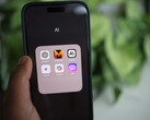 Smartphone som visar en appmapp med namnet AI och apparna ChatGPT, Mistral AI, Claude, Gemini, Copilot och Poe