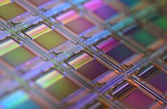 Makrobild av en kiselskiva - strukturer som dessa ligger till grund för chipdesign som används i neuromorfiska datorer och minnessystem (Bildkälla: Laura Ockel via Unsplash)