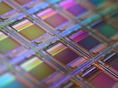 Makrobild av en kiselskiva - strukturer som dessa ligger till grund för chipdesign som används i neuromorfiska datorer och minnessystem (Bildkälla: Laura Ockel via Unsplash)
