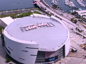 Bilden visar en reklamskylt vid Miami Heat Stadium med texten ”Welcome to Vice City” från GTA VI