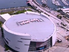 Bilden visar en reklamskylt vid Miami Heat Stadium med texten ”Welcome to Vice City” från GTA VI