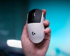 Logitech G Pro X2 Superstrike gamingmus i en hand på en blå bakgrund