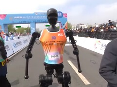 I Peking deltog humanoida robotar för första gången i ett halvmaraton i testsyfte. (Bildkälla: YouTube / CGTN)
