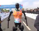 I Peking deltog humanoida robotar för första gången i ett halvmaraton i testsyfte. (Bildkälla: YouTube / CGTN)