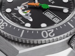 Närbild av den svarta urtavlan på Timex Looney Tunes x M79 Automatic, med Bugs Bunny som slappar över den nedre halvan och en morotsformad sekundvisare i mitten.