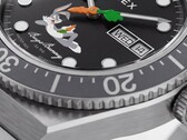 Närbild av den svarta urtavlan på Timex Looney Tunes x M79 Automatic, med Bugs Bunny som slappar över den nedre halvan och en morotsformad sekundvisare i mitten.