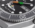 Närbild av den svarta urtavlan på Timex Looney Tunes x M79 Automatic, med Bugs Bunny som slappar över den nedre halvan och en morotsformad sekundvisare i mitten.