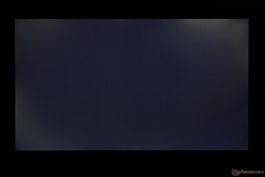 Måttlig ojämn bakgrundsbelysning som blöder längs kanterna