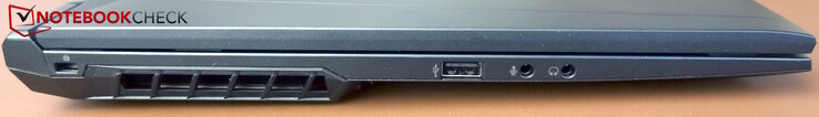 Vänster: Kensington, USB-A 2.0, mikrofon, uttag för hörlurar/mikrofoner
