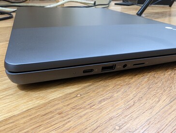 Vänster: USB-C 3.2 Gen. 2 + DisplayPort + Power Delivery, USB-C 3.2 Gen. 2, 3,5 mm headset, MicroSD-läsare