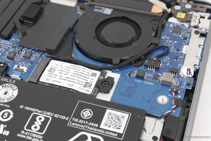 Modellen stöder 80 mm PCIe4 x4 NVMe SSD-enheter. SKU:er kan dock levereras med en mindre 42 mm-enhet