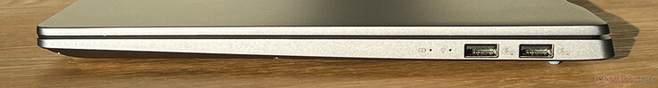 Höger: 2x USB-A 3.2 Gen.1 (5 Gbit/s)