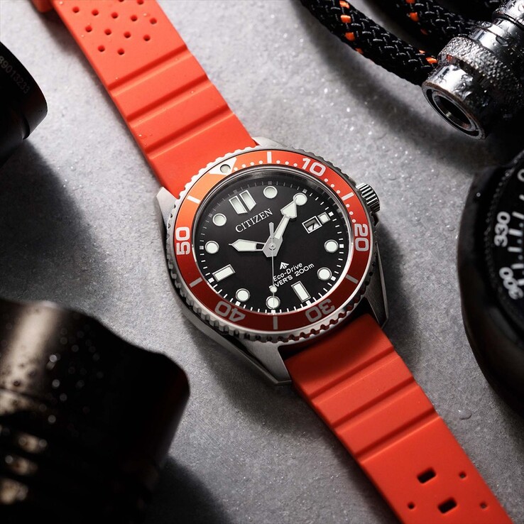 Citizen Promaster Marine BN0268-01E dykarklocka med svart urtavla, orange bezel och orange armband, fotograferad på en strukturerad yta.