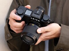Det nya Leica Summilux är betydligt mindre och billigare än sin föregångare.