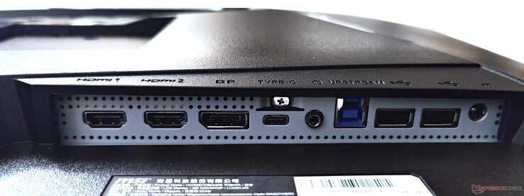 Från vänster till höger: 2x HDMI 2.0, DisplayPort 1.4a, USB Type-C DP, hörlursuttag, USB Type-B Upstream, 2x USB 2.0 Type-A, DC-in