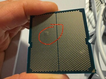 Ryzen CPU med en utbuktning och viss missfärgning. (Bildkälla: I_fliu på Reddit)