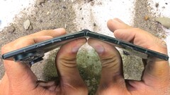 Samsung Galaxy Z Fold8 Ultra går direkt från hållbarhetstest till demontering med en kostsam skada på skärmen.