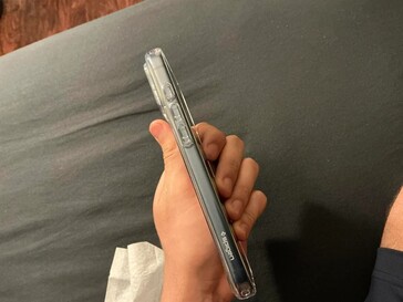 Spigen genomskinligt fodral. (Bildkälla: u/ChakiWRLD)