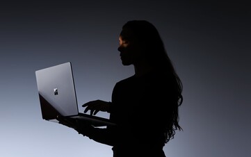 Surface Laptop Ultra väger 2 kg.