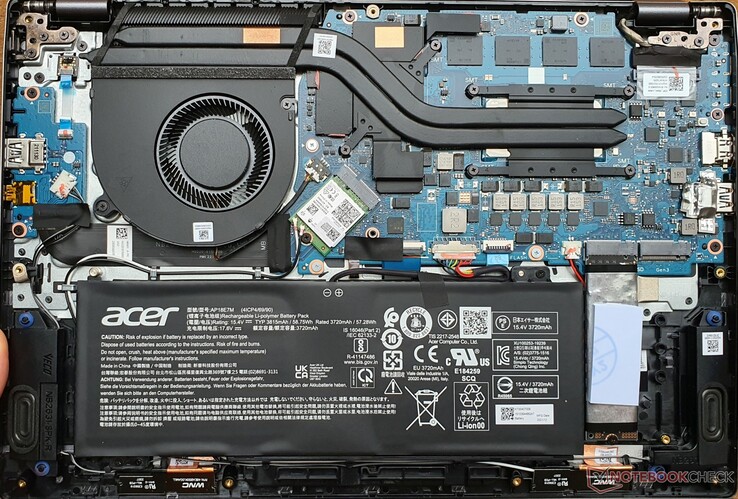 2x M.2-2280-kortplats (PCIe 4.0), Intel AX211 (Wi-Fi 6E), batteri skruvat, men lödda RAM-minne