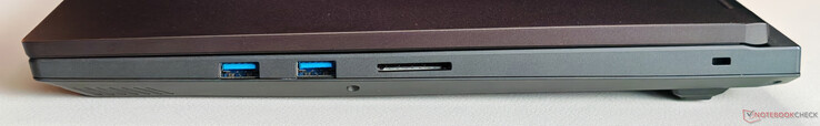 Höger: 2x USB-A 3.2 Gen. 1 (5 Gbit/s), SD-kortläsare, Kensingtonlås