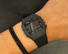 Casio F-B100W-1BJF (på bilden) på en handled.