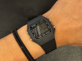 Casio F-B100W-1BJF (på bilden) på en handled.