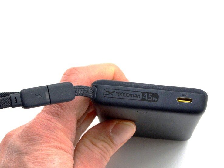 Baseus erbjuder även PicoGo AM52 med en integrerad kabel.