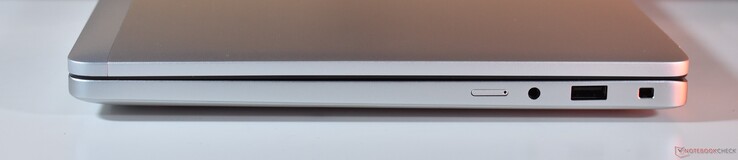 höger: nanoSIM, 3,5 mm ljud, USB-A 3.2 Gen 1, Noble Lock Slot