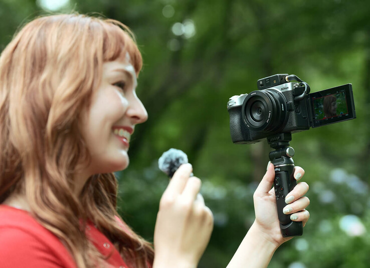 Kameran Nikon Z5IIC har en inbyggd bildstabilisator med 7,5 steg som hjälper kreatörer att ta skarpa videoklipp och foton.