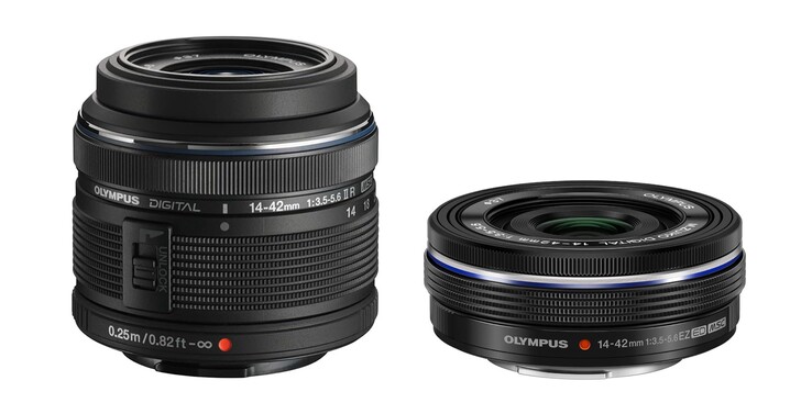 Förutom 14–42 mm f/3,5–5,6 II (till vänster) erbjuder Olympus även en kompakt EZ-version av sitt zoomobjektiv i startpaketet.