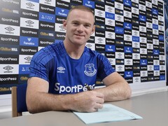 Waryne Rooney skriver under ett dokument. (Bildkälla: Officiell Wayne Rooney) 
