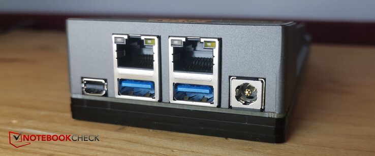Framsida: 2x Gigabit-LAN, 2x USB-A 3.0, miniDP, strömförsörjning