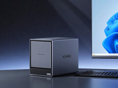 N3A har fyra SATA-enhetsfack och två M.2 SSD-kortplatser. På bilden: en reklambild som visar NAS-enheten placerad bredvid en bildskärm.