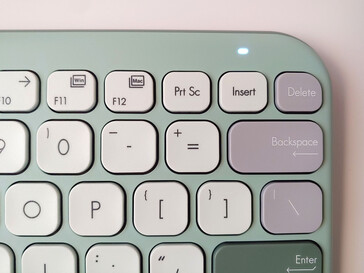 En vit statuslampa på tangentbordet indikerar anslutnings- eller lägesändringar. (Bildkälla: Notebookcheck)