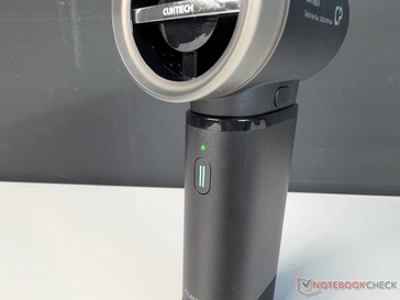 De två knapparna och LED-lampan som visar batterinivån