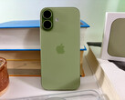 Apple iPhone 17 har bara vuxit minimalt jämfört med iPhone 16 och väger med sina 177 gram bara 12 gram mer än iPhone Air. (Bildkälla: Notebookcheck)