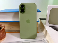 Apple iPhone 17 har bara vuxit minimalt jämfört med iPhone 16 och väger med sina 177 gram bara 12 gram mer än iPhone Air. (Bildkälla: Notebookcheck)