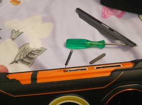 Flera höljeselement är lätta att ta bort/byta ut om de skulle skadas (Bildkälla: Sergey Tarasov - Notebookcheck)