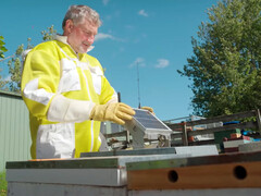 Fjärrövervakning av bikupor via Starlink IoT-anslutning. (Bildkälla: OneNZ/YT)