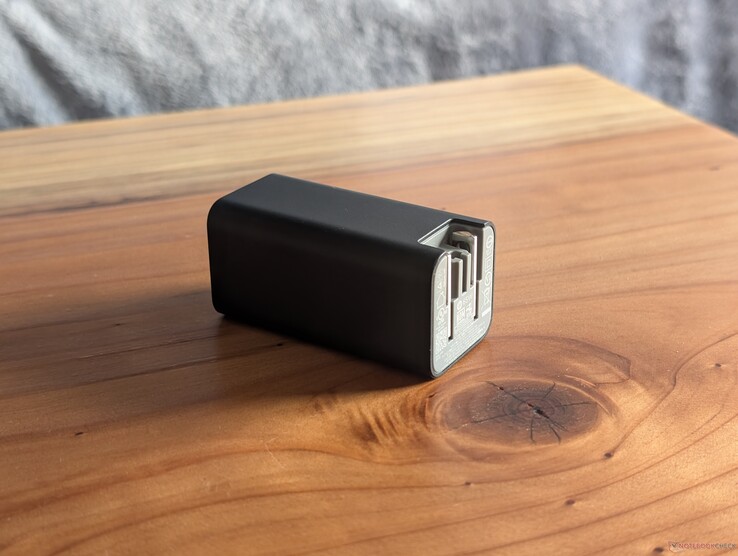 HP:s 65 W USB-C-adapter har både inbyggda och infällbara nätkontakter samt en öppen USB-C-port i den andra änden, vilket gör att den fungerar med nästan alla USB-C-kablar