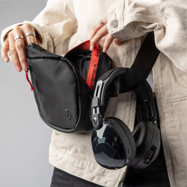 Skullcandy Aviator levereras med en crossbody-väska och inte med en bärväska. (Bildkälla: Skullcandy)