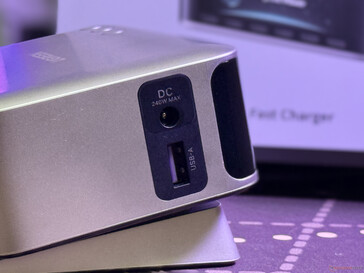 DC- och USB A-porten på sidan