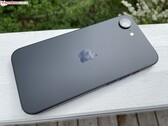 Baksidan av den svarta iPhone 17e visar den enkla kameramodulen och den matta bakpanelen (Bildkälla: Notebookcheck)