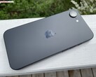 Baksidan av den svarta iPhone 17e visar den enkla kameramodulen och den matta bakpanelen (Bildkälla: Notebookcheck)