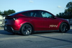 En Tesla Model Y robotaxi målad i Ultra Red. (Bildkälla: @AdanGuajardo/X)