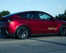 En Tesla Model Y robotaxi målad i Ultra Red. (Bildkälla: @AdanGuajardo/X)