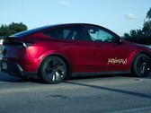 En Tesla Model Y robotaxi målad i Ultra Red. (Bildkälla: @AdanGuajardo/X)