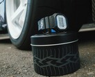 Casio G-Shock DW5600TT25-1 x Toyo Tires-klockan visas på en metallburk med däckmotiv bredvid ett bilhjul.