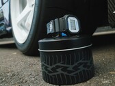 Casio G-Shock DW5600TT25-1 x Toyo Tires-klockan visas på en metallburk med däckmotiv bredvid ett bilhjul.
